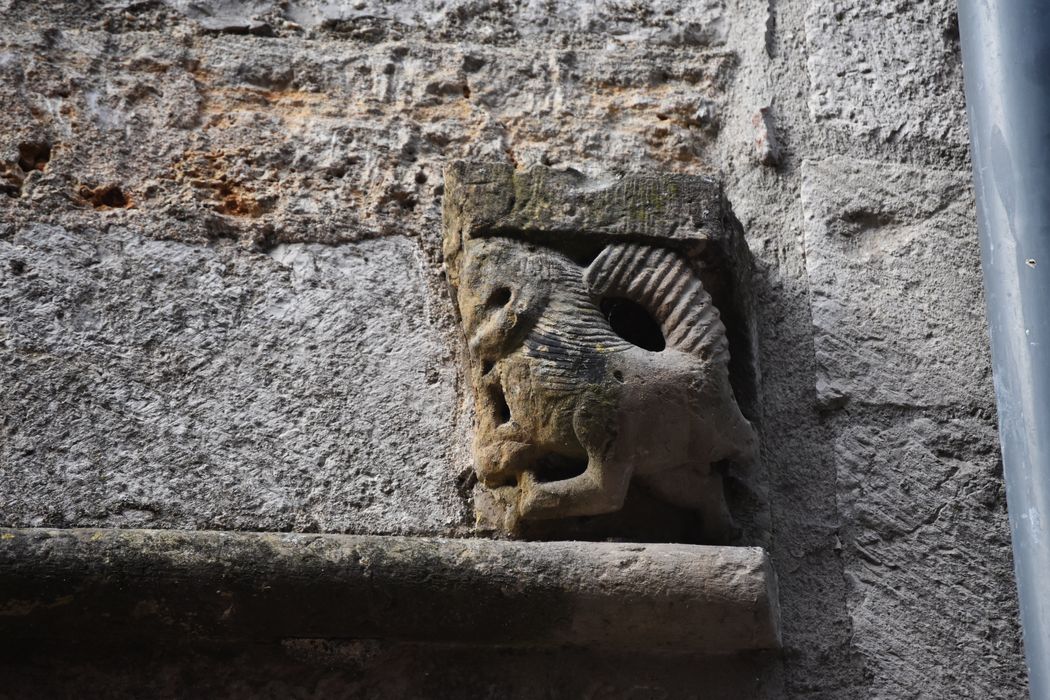façade sur la place, détail d'un des corbeaux entre le premier et le deuxième niveau