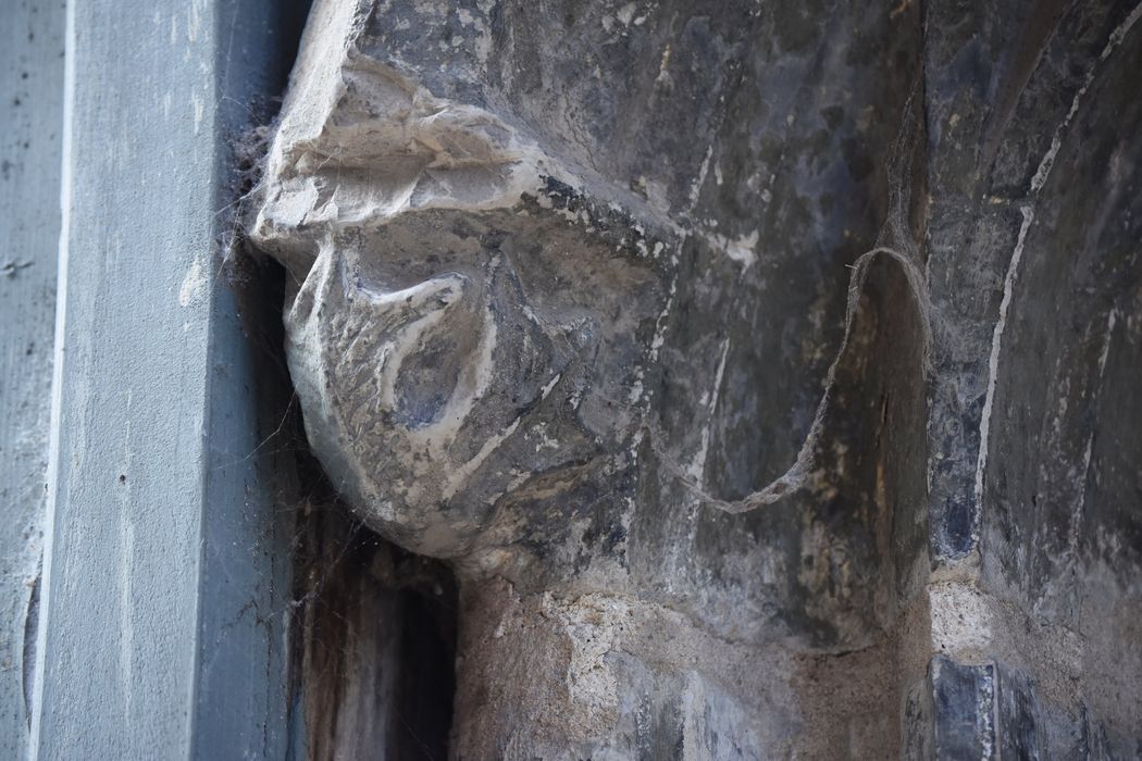 façade sur la place, porte d’accès, détail