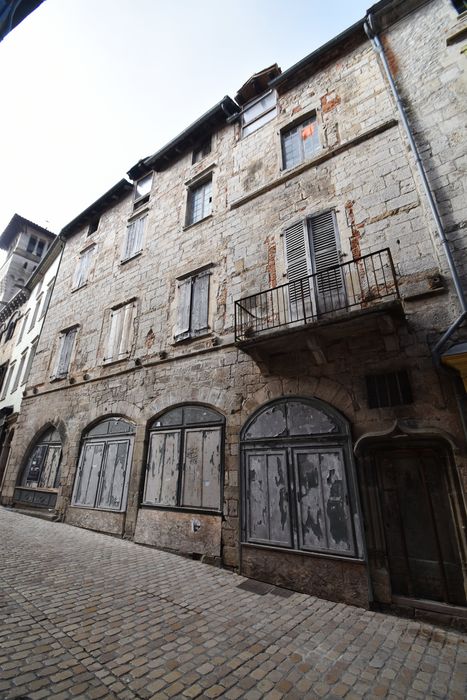 façade sur la place