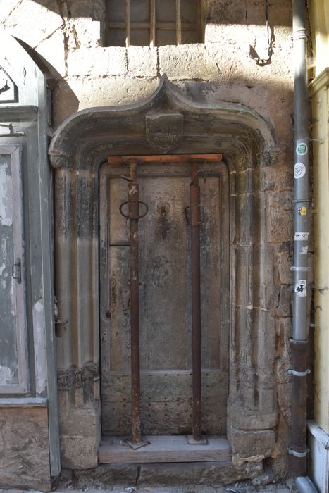 façade sur la place, porte d’accès