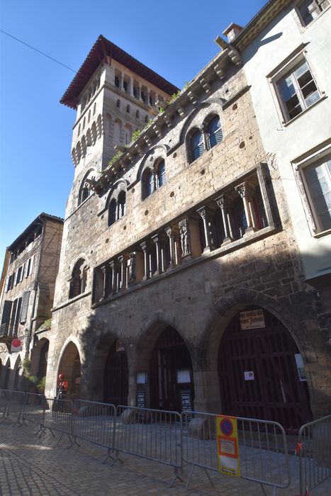 façade est sur la place