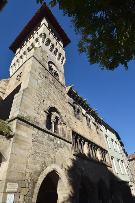 façade est sur la place