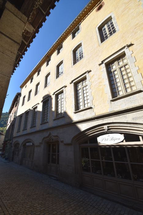 façade est sur la place