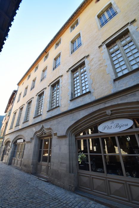 façade est sur la place