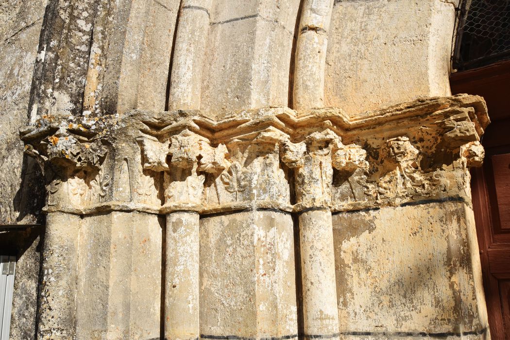église, portail d’accès ouest, détail de l’imposte de gauche