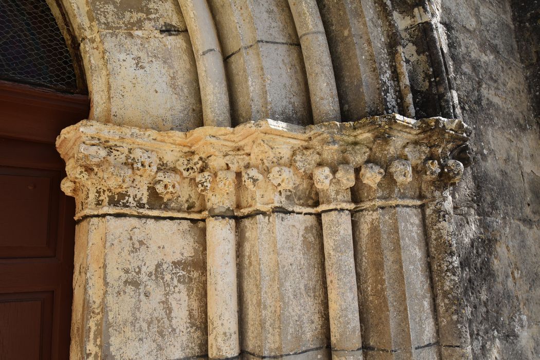 église, portail d’accès ouest, détail de l’imposte de droire