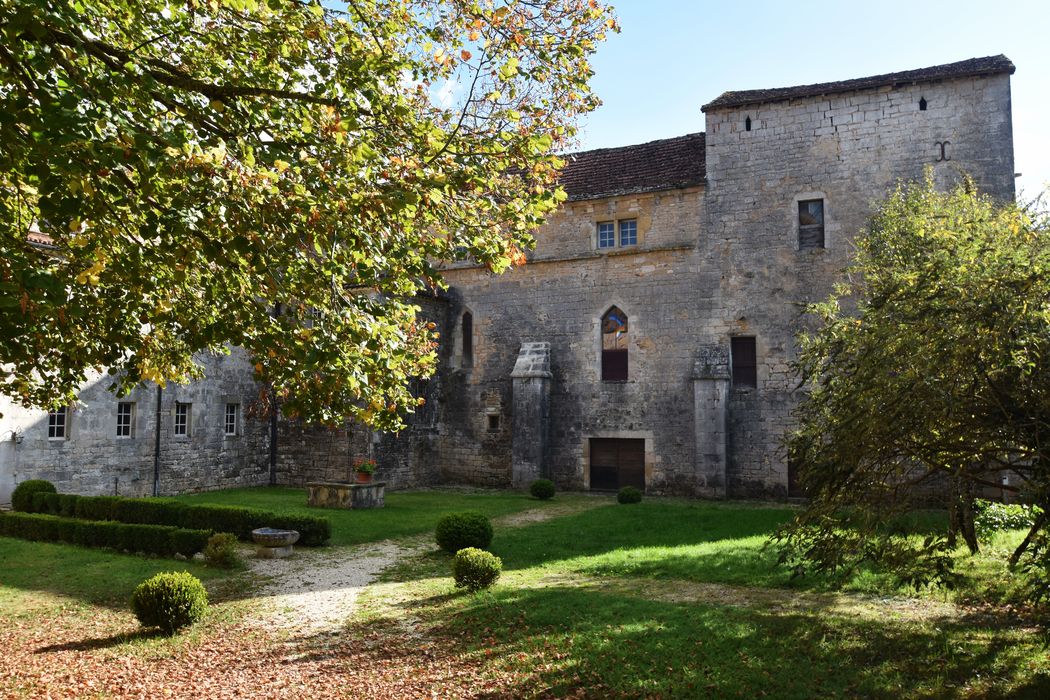 bâtiment sud, façade nord, vue partielle