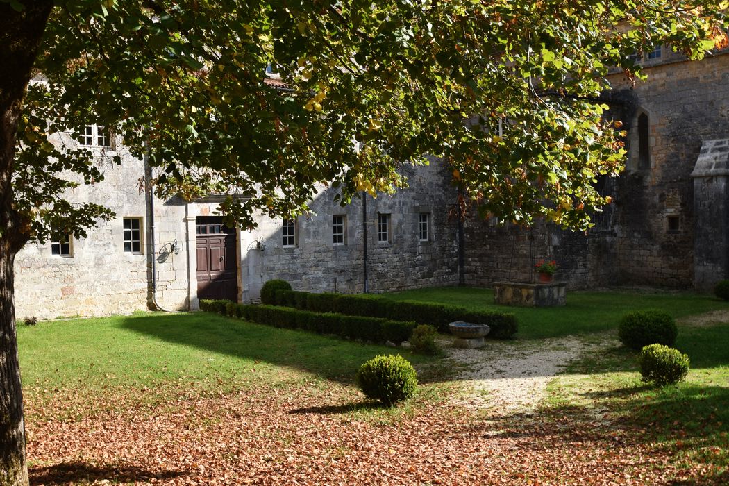 bâtiment est, façade ouest, vue partielle