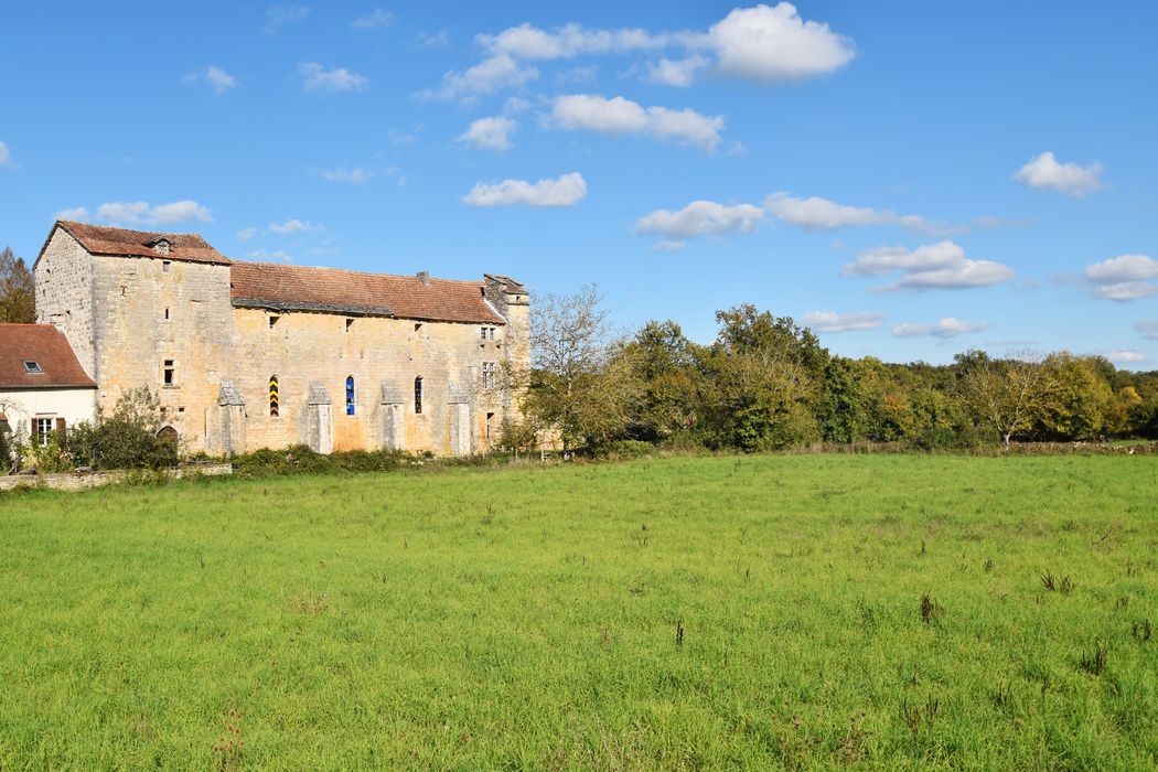 vue générale du prieuré dans son environnement depuis le Sud