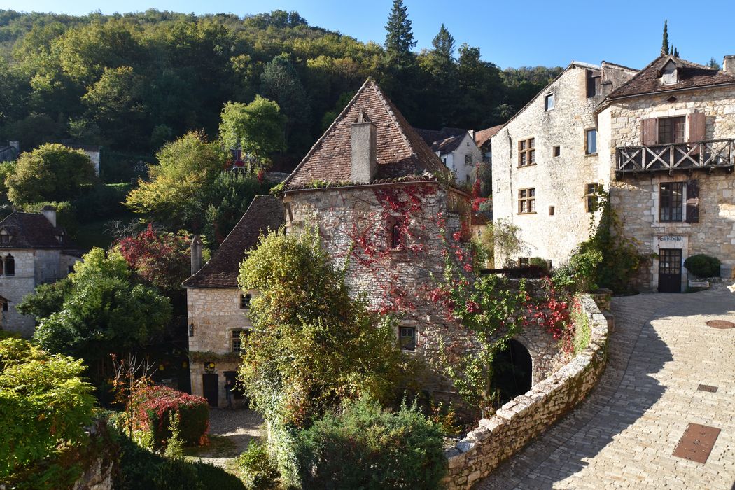 façade sud-est, vue partielle depuis le parvis de l’église