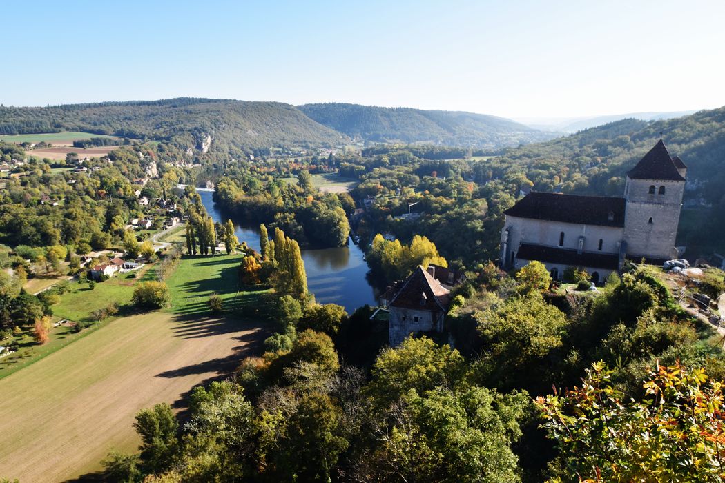 vue générale de l’église dans son environnement depuis les ruines du châteaux fort à l’Ouest