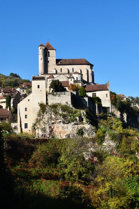 vue générale de l’église dans son environnement depuis le Sud