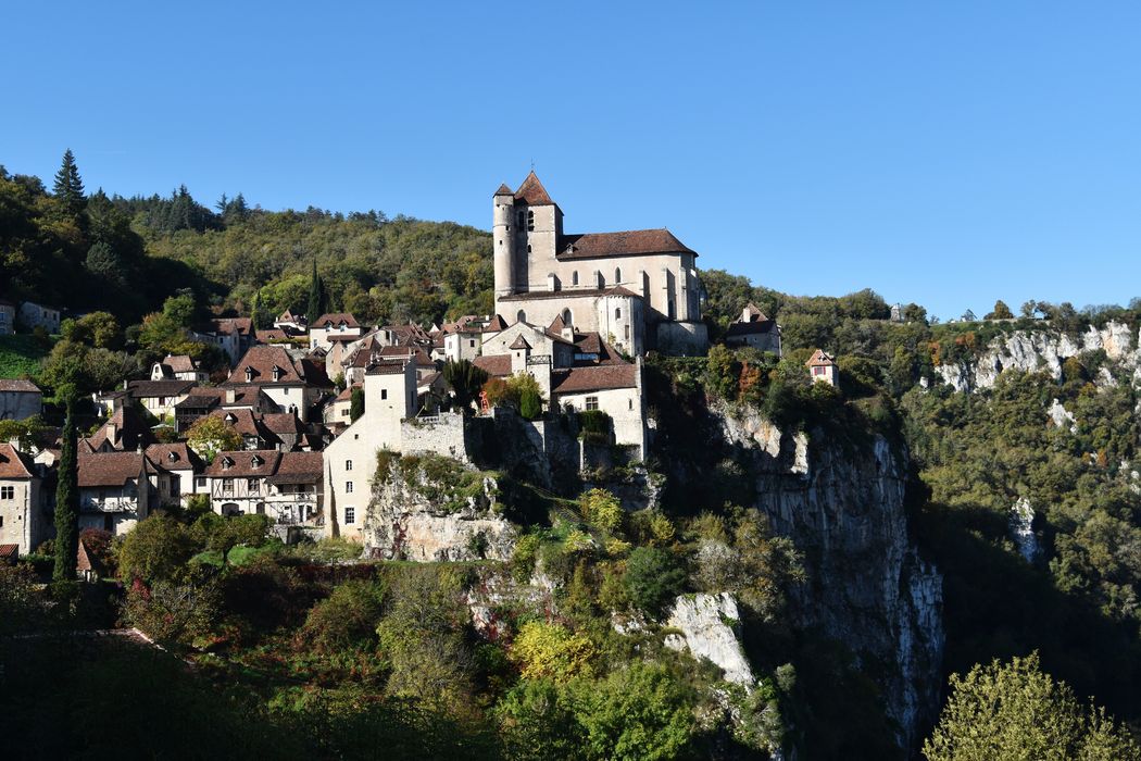 vue générale de l’église dans son environnement depuis le Sud