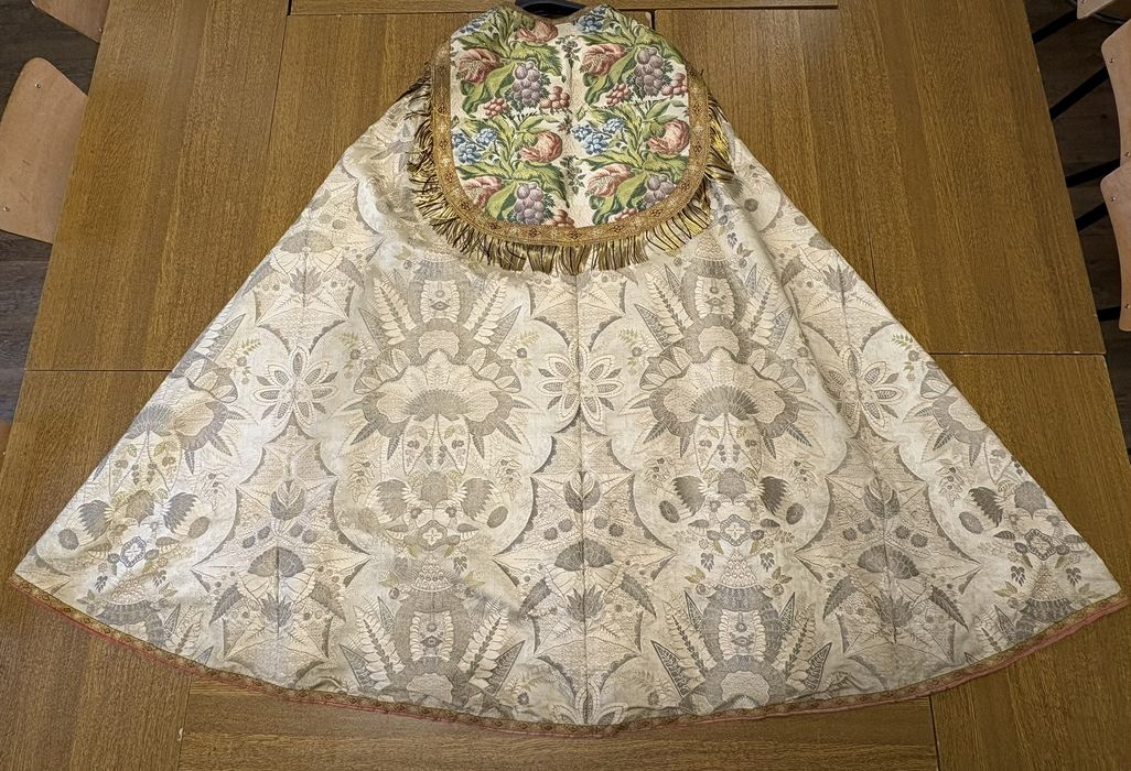 chape (ornement blanc)