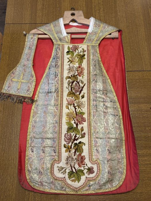 chasuble, manipule (ornement blanc)