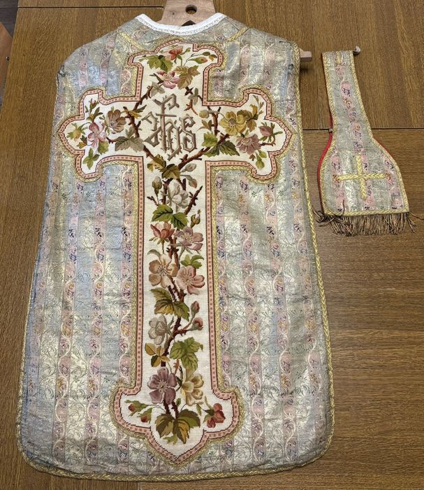 chasuble, manipule (ornement blanc)