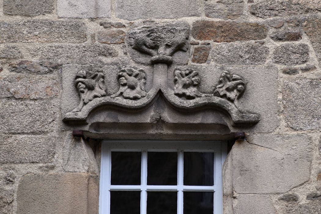 tourelle d’escalier, détail du linteau de la fenêtre du 1er niveau