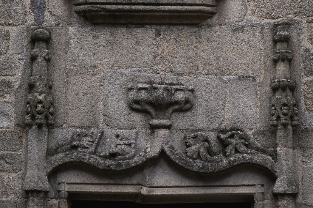 porte d’accès à la tourelle d’escalier, détail du linteau
