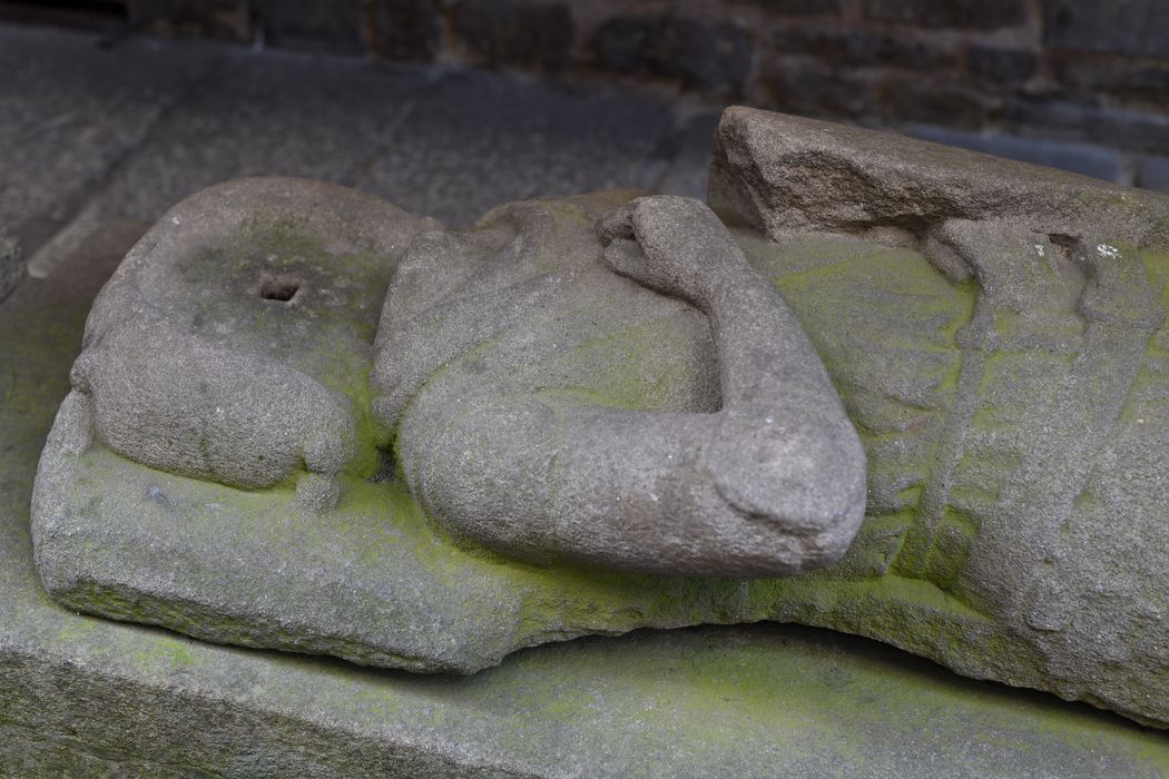 détail du gisant, vue partielle