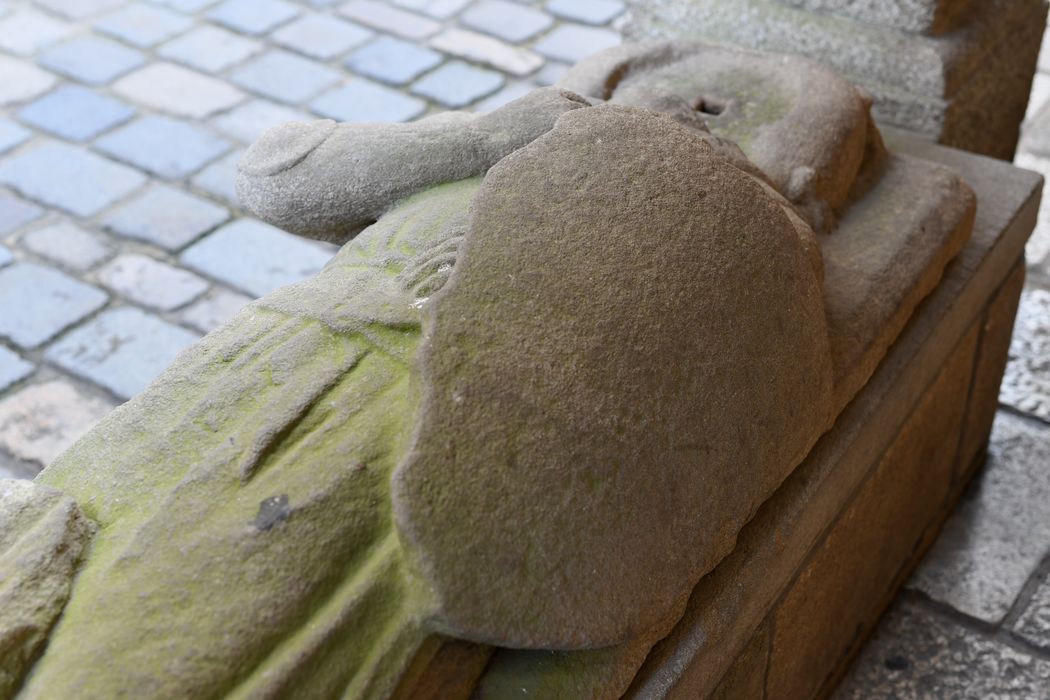 détail du gisant, vue partielle