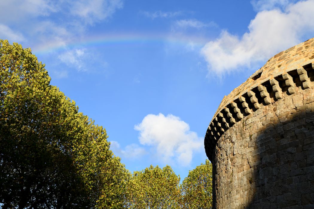 arc en ciel au dessus d’une des tour des remparts