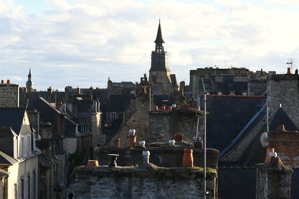 vue partielle de la tour dans son environnement urbain