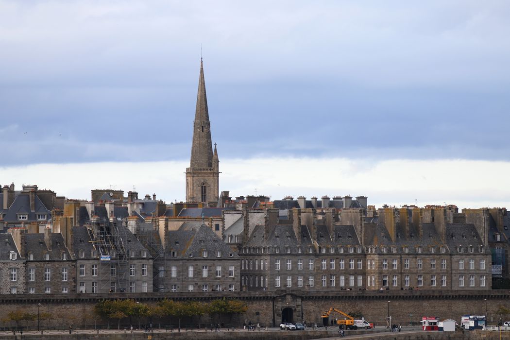 vue générale du clocher au-dessus des toits des immeubles