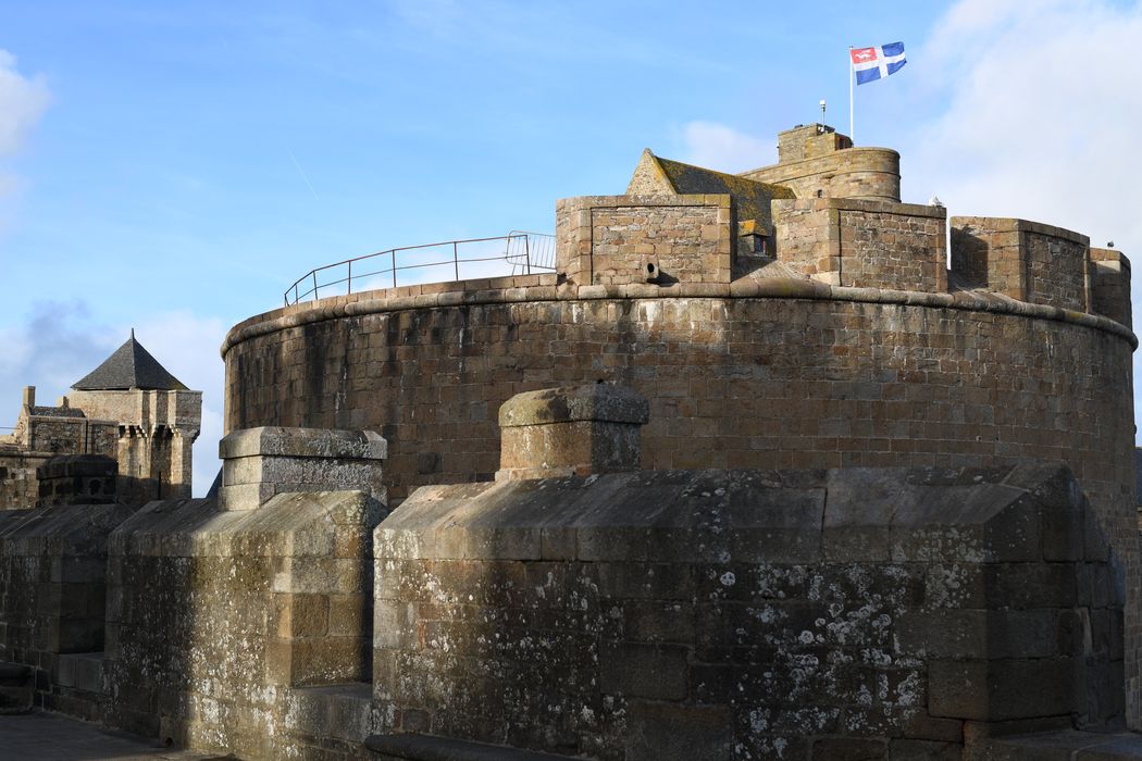 tour d’angle sud-ouest des fortifications encadrant le château, vue partielle