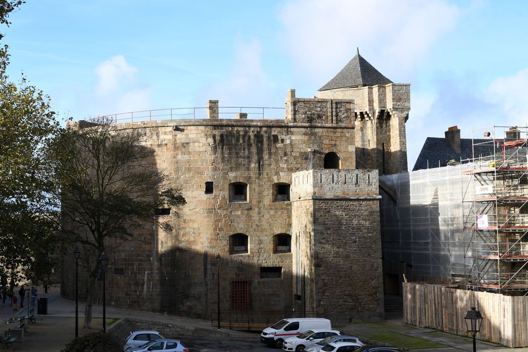 tour d’angle nord-ouest des fortifications encadrant le château