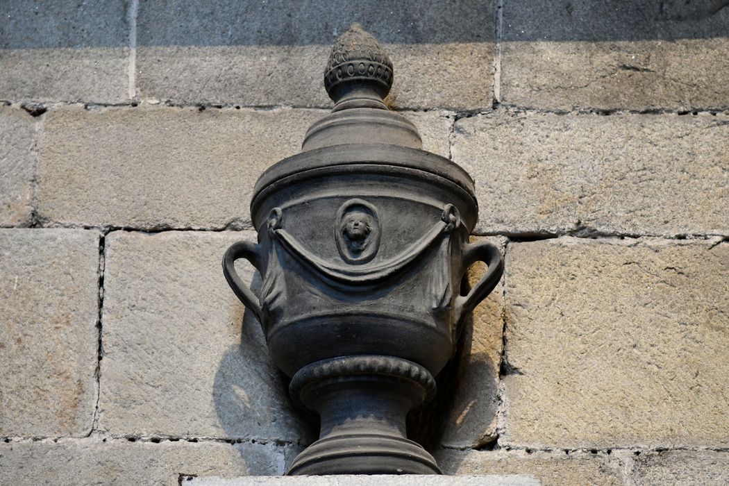 sarcophage, tombeau du coeur de du Guesclin, détail de l’urne sommitale