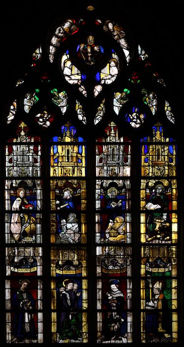 verrière : les quatre évangélistes et leur symbole, le Couronnement de la Vierge