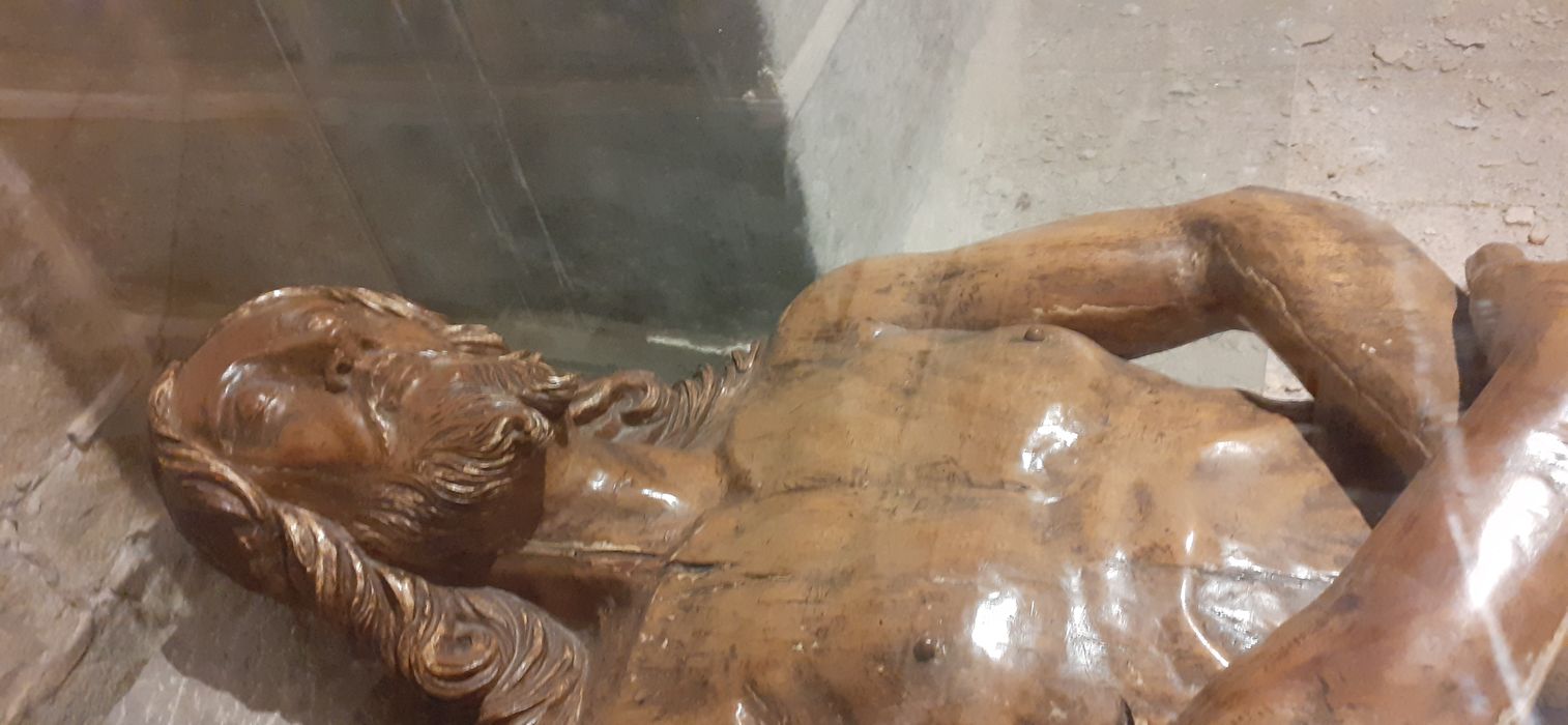 statue : Christ mort, vue partielle