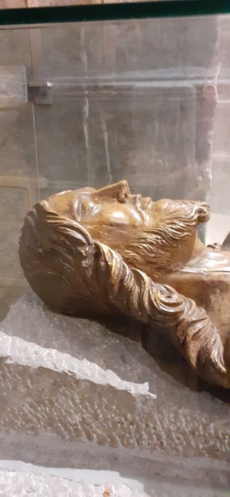 statue : Christ mort, détail