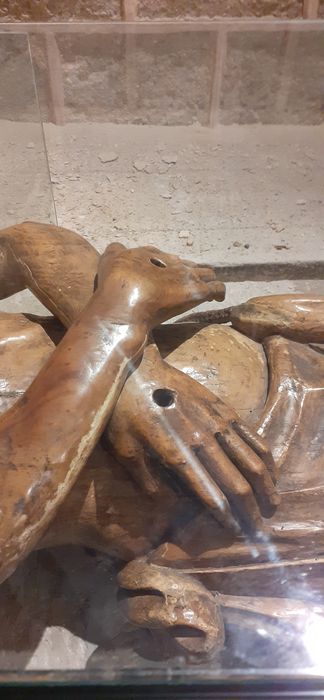 statue : Christ mort, détail