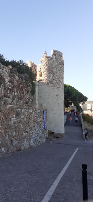 tour formant le chevet