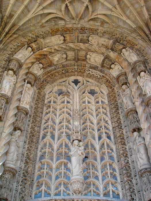 baie surmontant le portail d’accès sud