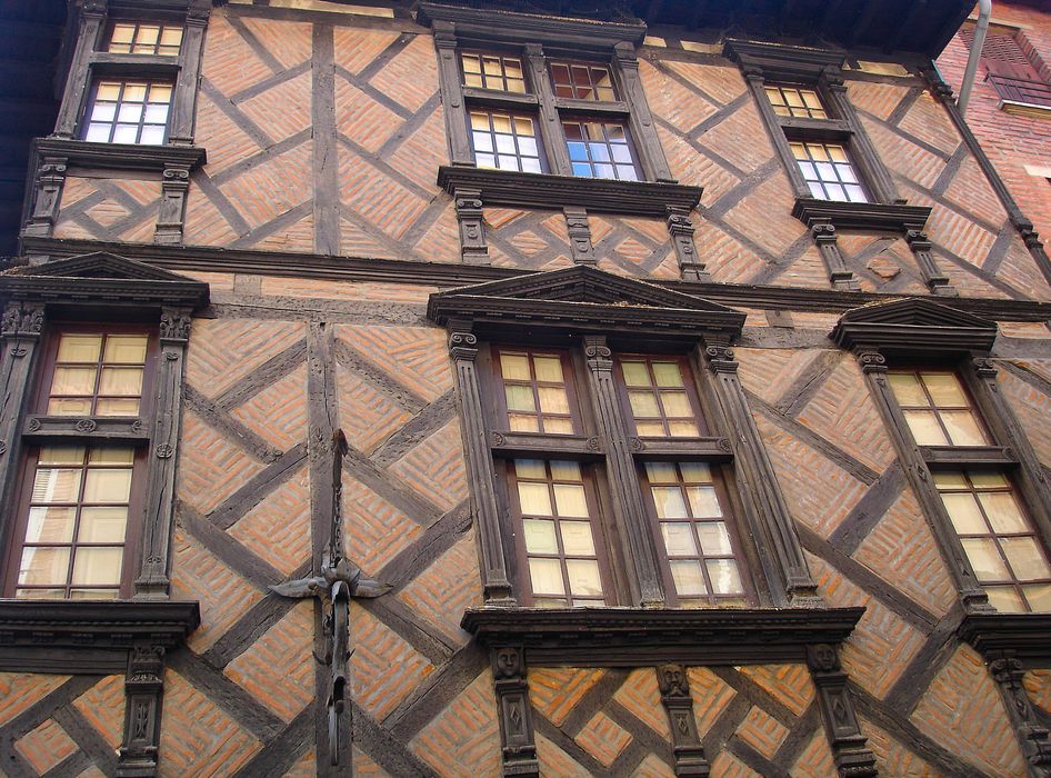 façade sur rue, vue partielle