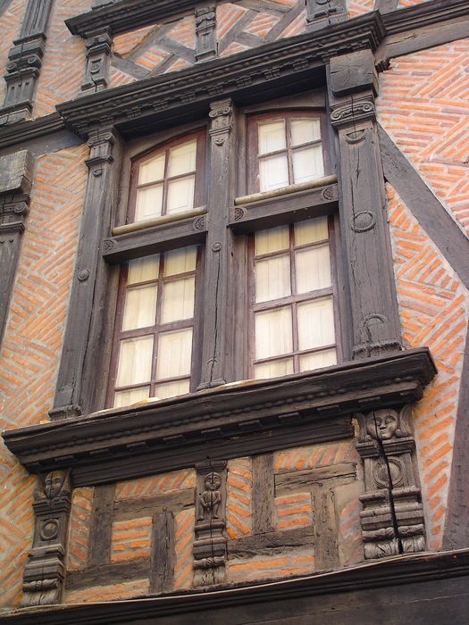 façade sur rue, détail d’une fenêtre à meneaux