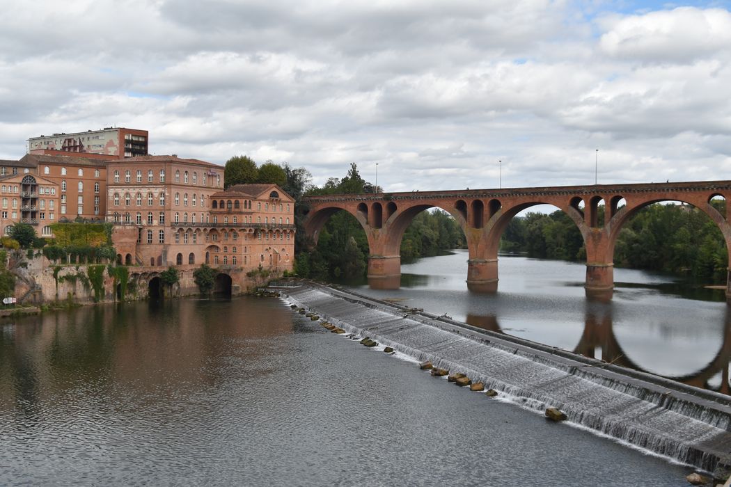 vue générale des bâtiments depuis la rive sud