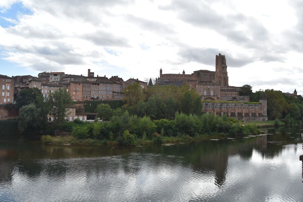 vue générale de la cathédrale dans son environnement urbain depuis le Nord