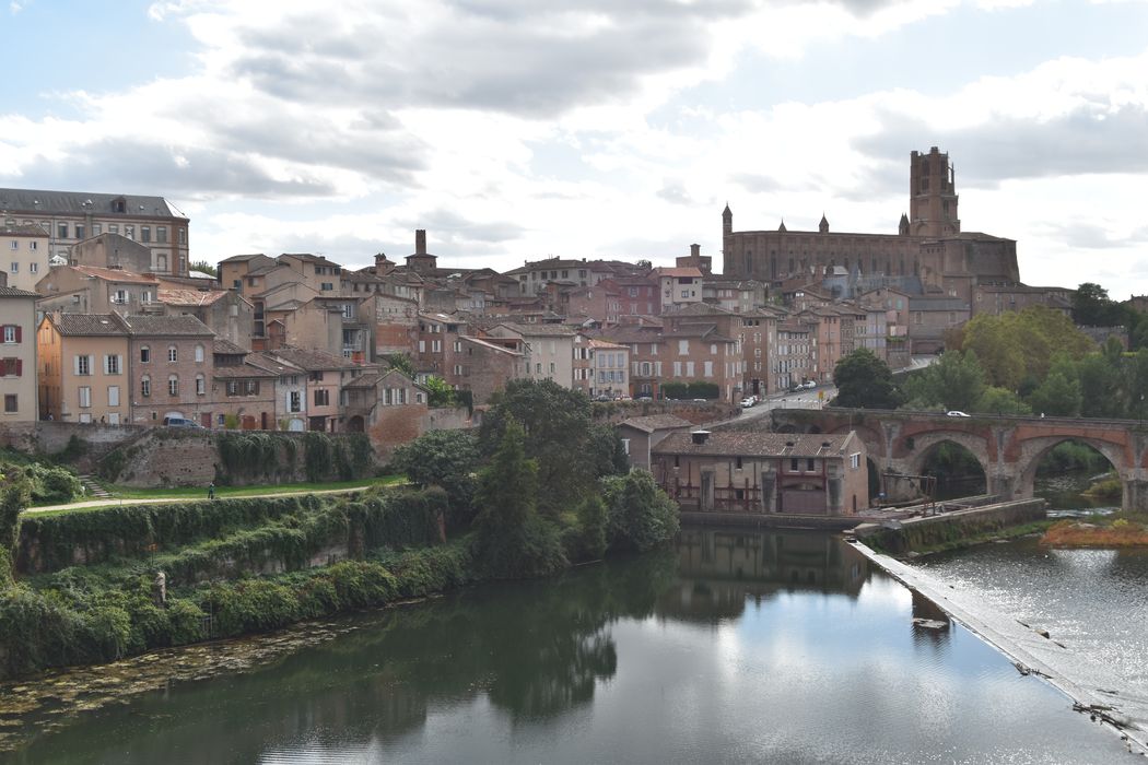 vue générale de la cathédrale dans son environnement urbain depuis le pont du 22 août 1944 au Nord-Est