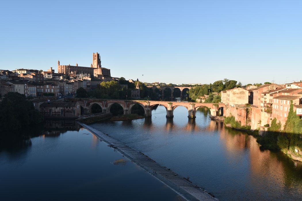 vue générale de la cathédrale dans son environnement urbain depuis le pont du 22 août 1944 au Nord-Est