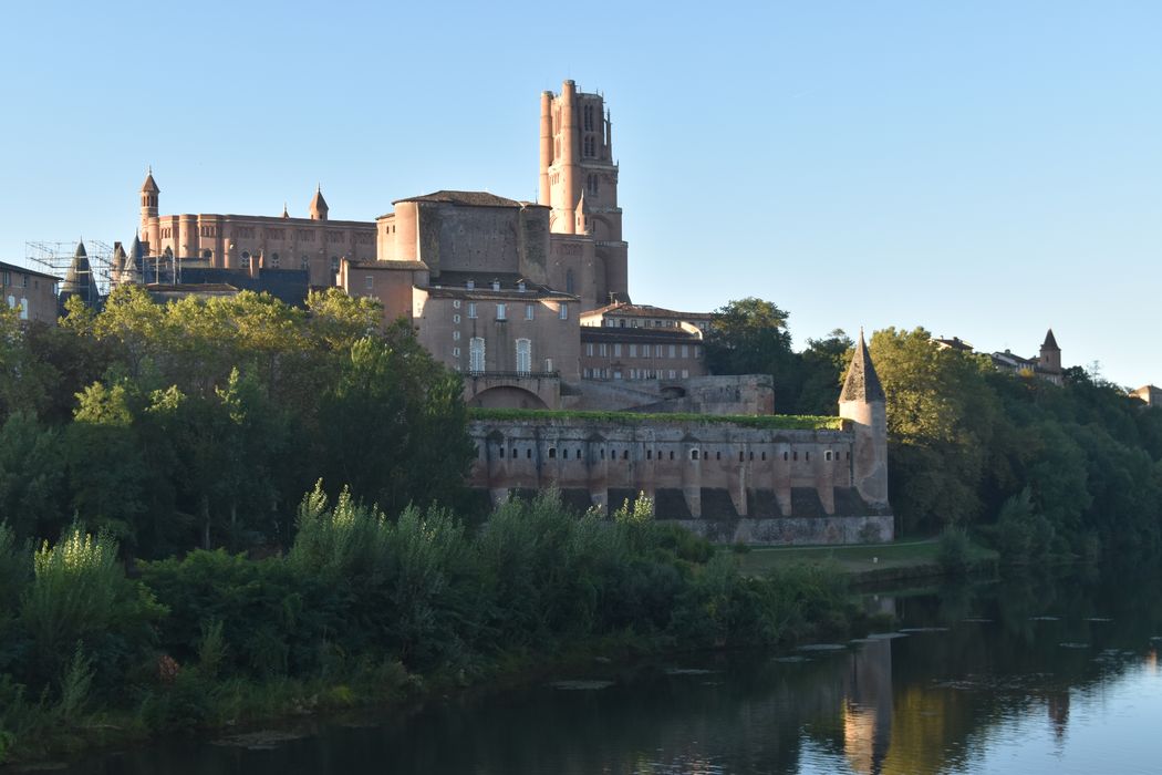 vue générale de la cathédrale dans son environnement urbain depuis le Nord