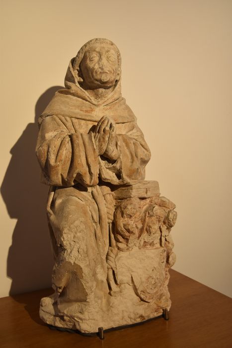 moine cordelier en prière