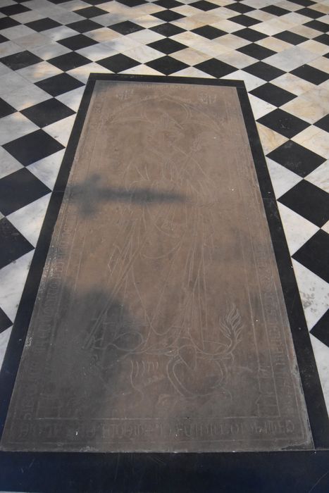 dalle funéraire d’un évêque