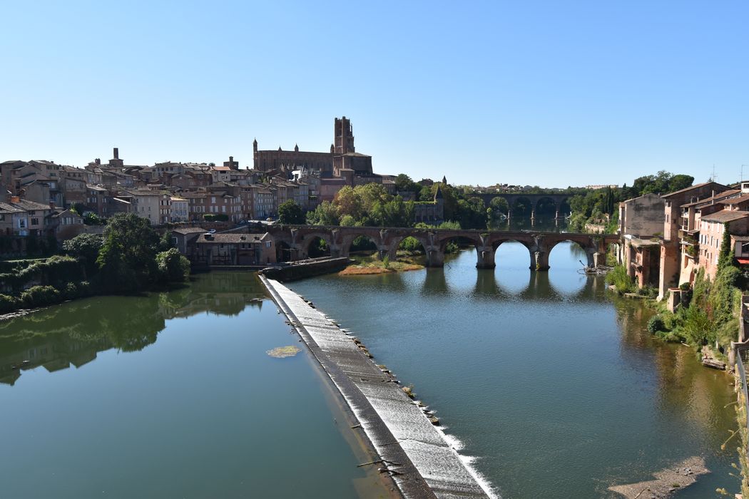 vue générale de la cathédrale dans son environnement urbain depuis le pont du 22 août 1944 au Nord-Est