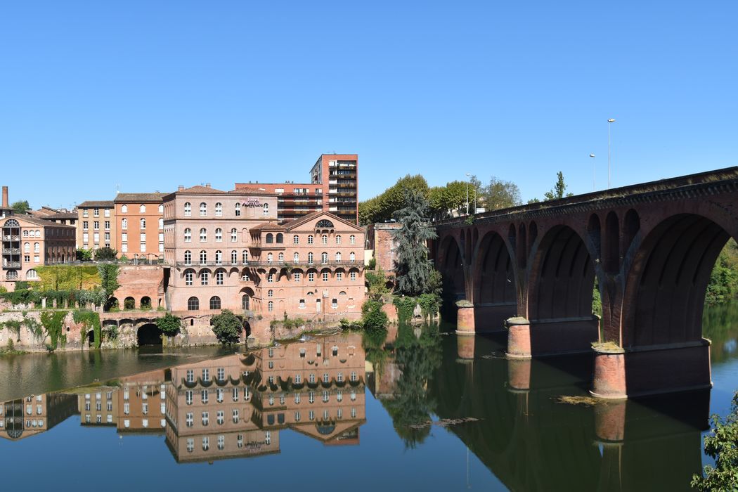 vue générale des bâtiments depuis la rive sud