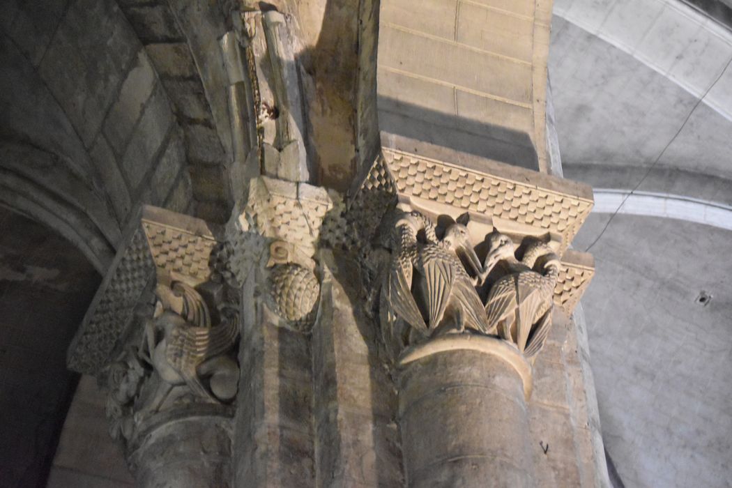 détail de chapiteaux sculptés