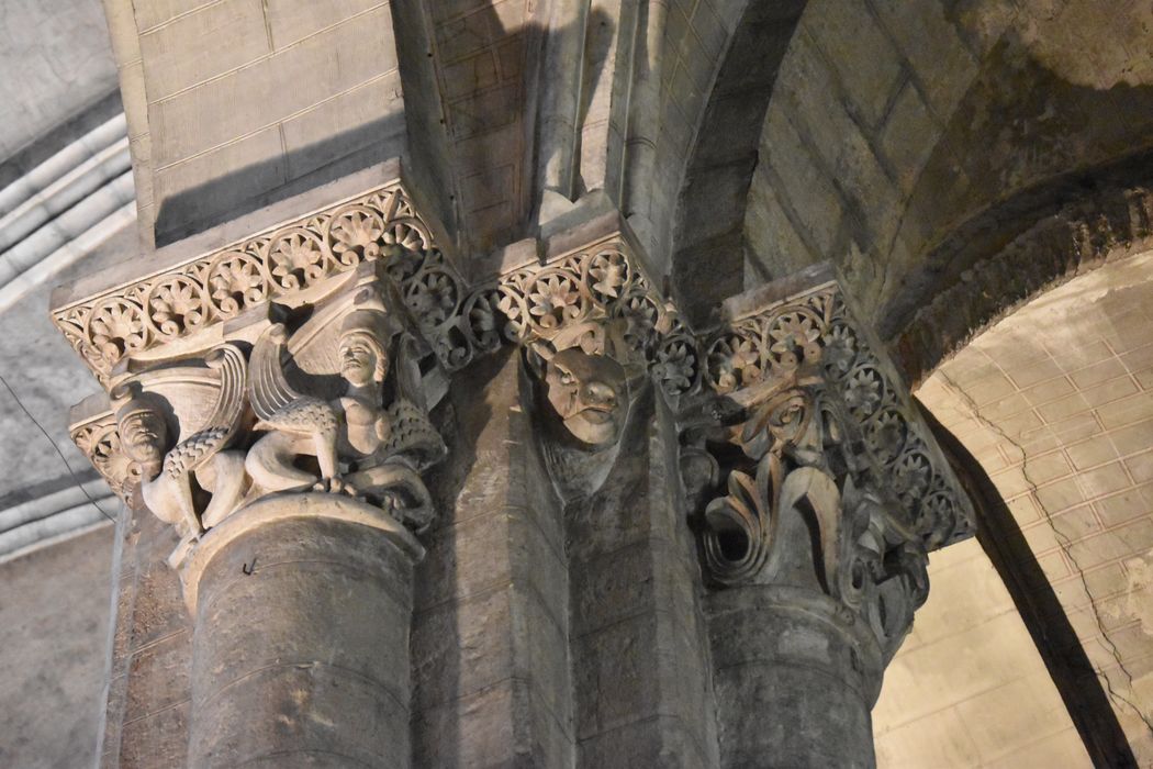 détail de chapiteaux sculptés