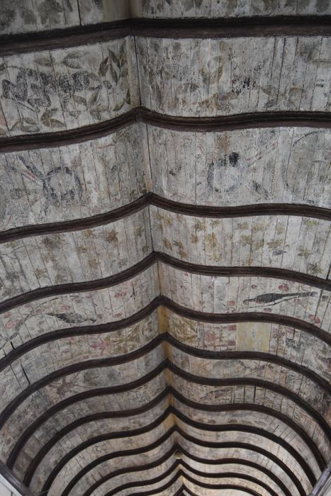 bibliothèque, plafond lambrissé peint